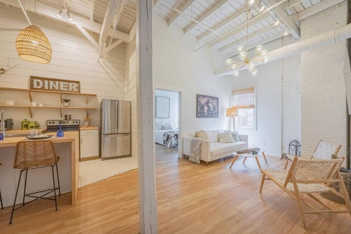 Darlin' Downtown Dawghouse Apartment เอเธนส์ ภายนอก รูปภาพ
